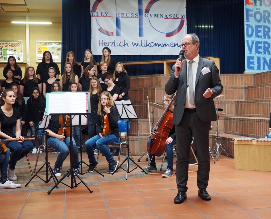 Schulleiter Reinhard Hauer eröffnete den Tag der offenen Tür gemeinsam mit dem Chor und den Streichern.