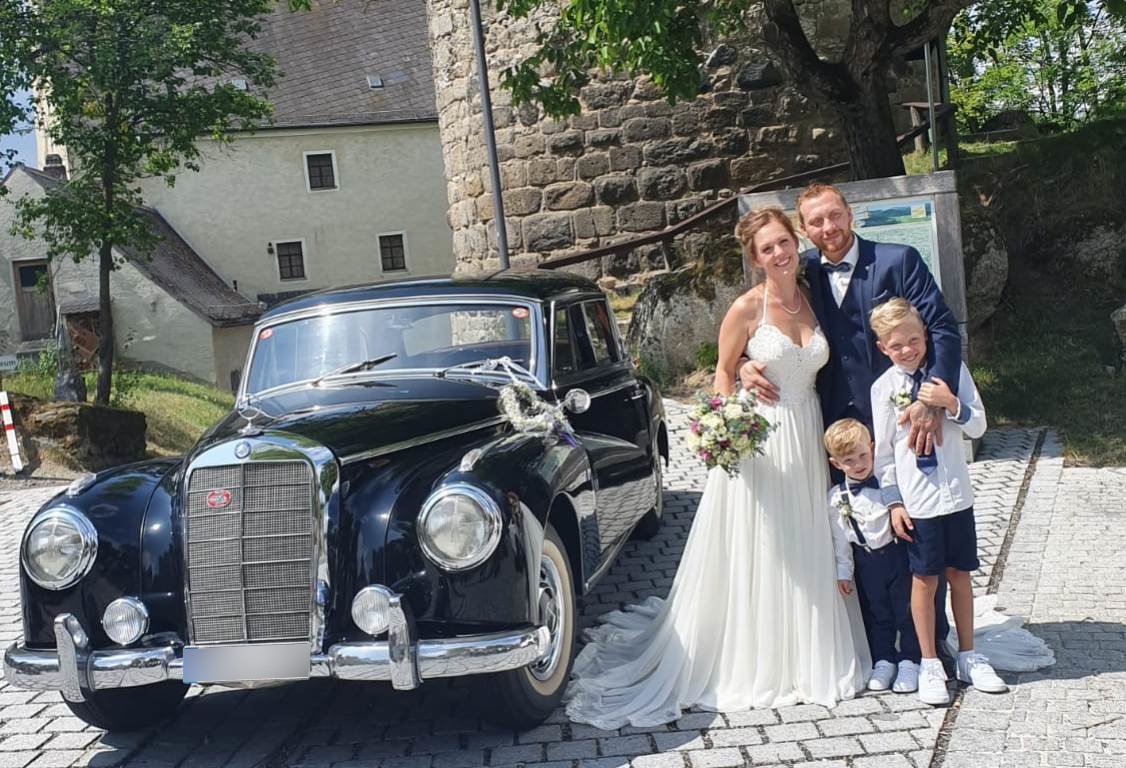 Julia und Wolfgang Wagner feierten ihre Hochzeit am 3. August in der Burg Neuhaus! Bild: privat
