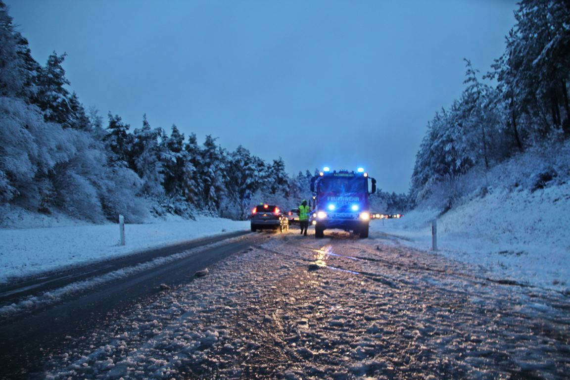 Unfall B299, Mercedes, Schnee, glatt, kalt, Symbol Wintereinbruch Wetter nass, Eis, Straße eisig