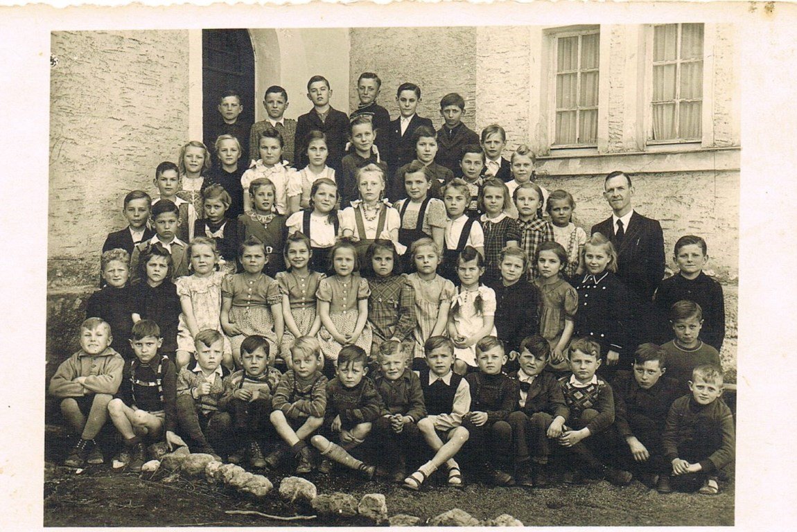 1.bis_8.Klasse_1947_mit_Lehrer_Gottfried_Glockner blaue Villa Kaltenbrunn