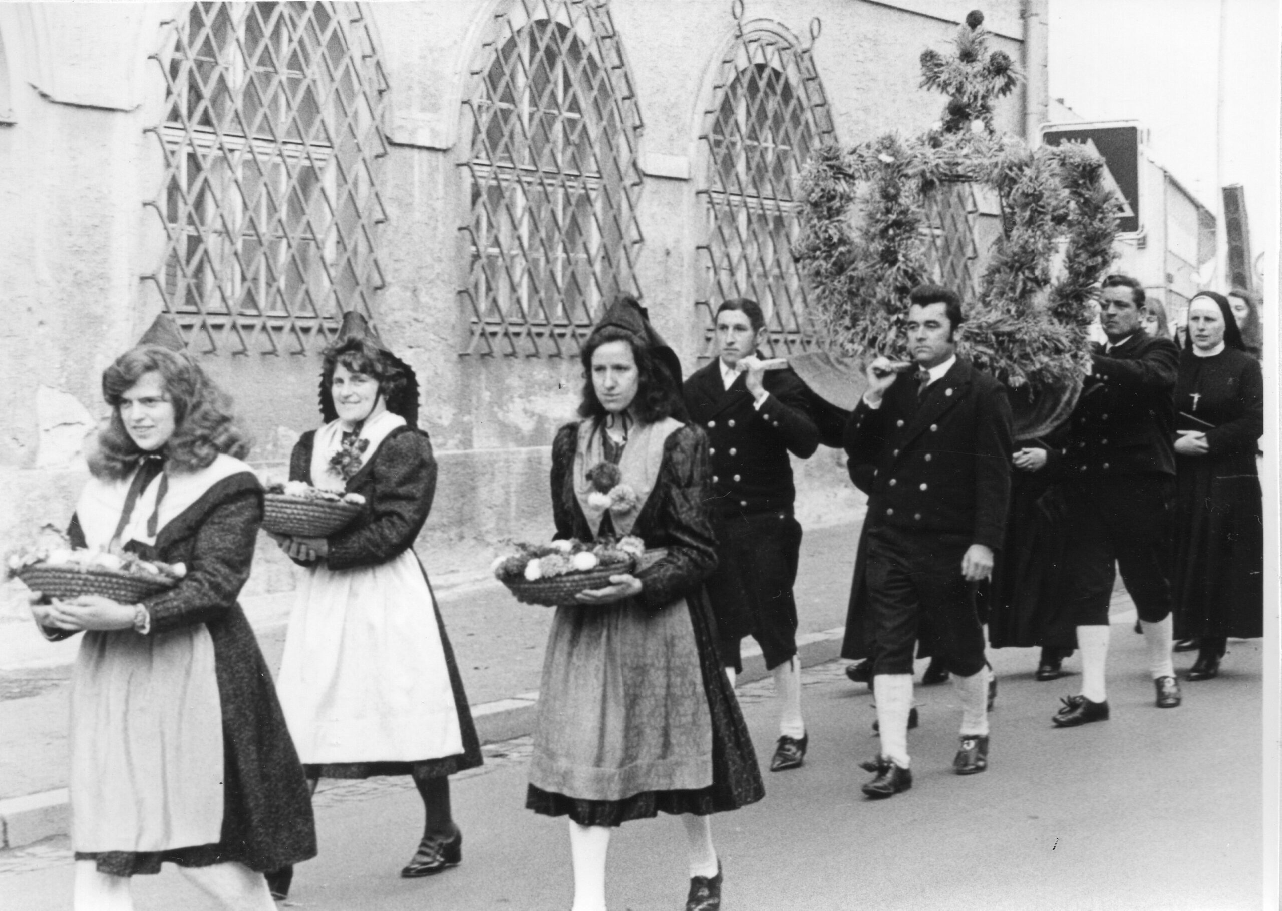 Erinnerungen an die Erntedankprozession aus dem Jahr 1971: Die Mitglieder des Stiftländer Heimatvereins haben damals noch Erntekrone getragen, die Frauen in ihrer besonderen Festtracht Körbe mit den Erntegaben. 