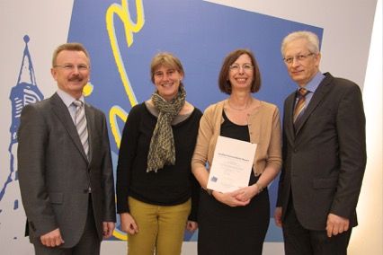 Vizepräsident Prof. Dipl.-Ing. Ulrich Müller (links), Prof. Dr. Ursula Versch (Dritte von links) und Prof. Franz Waldherr (Vierter von links)