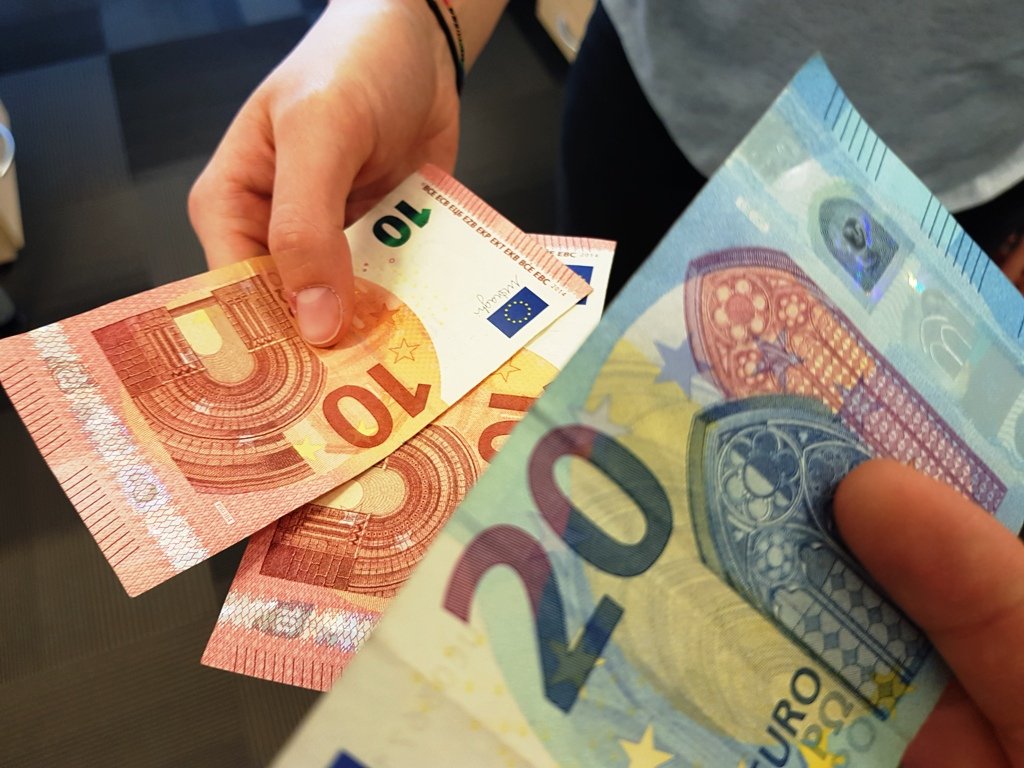Geld Spende Betrug Spendensammler Polizei Symbol Euro