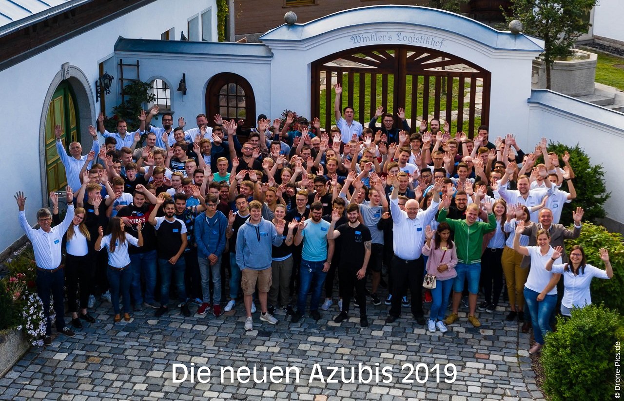 2019 Azubis Gruppenfoto Aushang intern Bild Witron Logistik + Informatik GmbH
