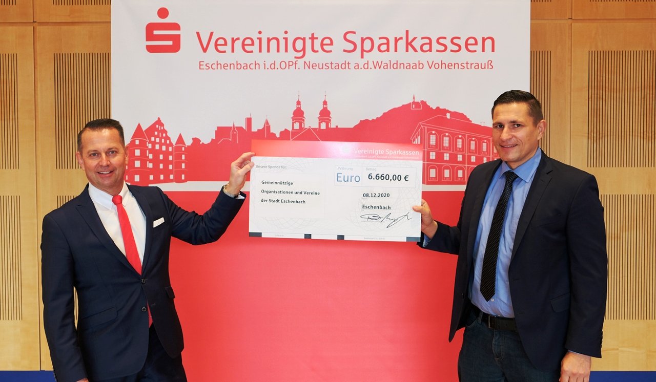 Eschenbachs Bürgermeister Marcus Gradl (rechts) nimmt den symbolischen Spendenscheck über 6.660 Euro aus den Händen von Vorstandsvorsitzendem Gerhard Hösl (links) entgegen.