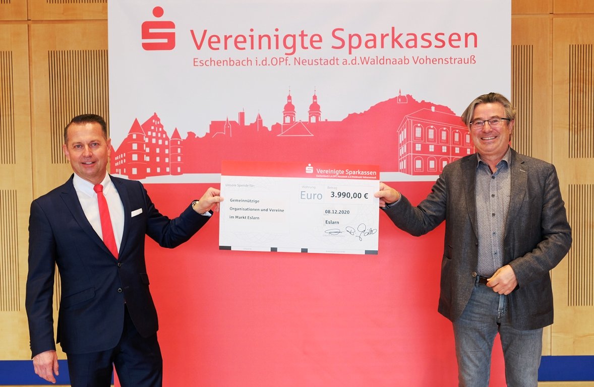 Eslarns Bürgermeister Reiner Gäbl (rechts) freut sich über eine Spendensumme in Höhe von 3.990 Euro.