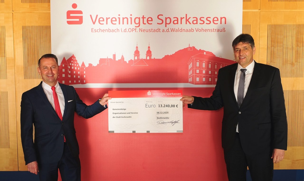 13.240 Euro Spendengelder gehen an die Vereine und Institutionen der Stadt Grafenwöhr. Bürgermeister Edgar Knobloch (rechts) nimmt das Geld stellvertretend entgegen.