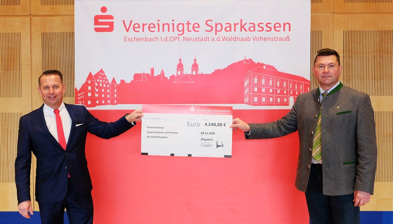Pleysteins Bürgermeister Rainer Rewitzer (rechts) nimmt den Spendenscheck von Vorstandsvorsitzendem Gerhard Hösl dankbar an. Mit 4.240 Euro werden soziale Zwecke in der Rosenquarzstadt unterstützt.