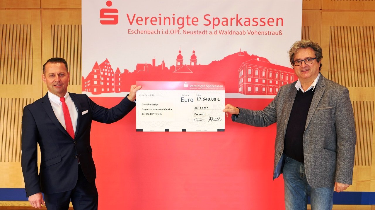 Insgesamt 17.640 Euro spendet die Sparkasse in diesem Jahr an die Vereine und Institutionen in der Stadt Pressath. Bürgermeister Bernhard Stangl (rechts) freut sich über diese Summe, die ihm Vorstandsvorsitzender Gerhard Hösl symbolhaft übergibt.