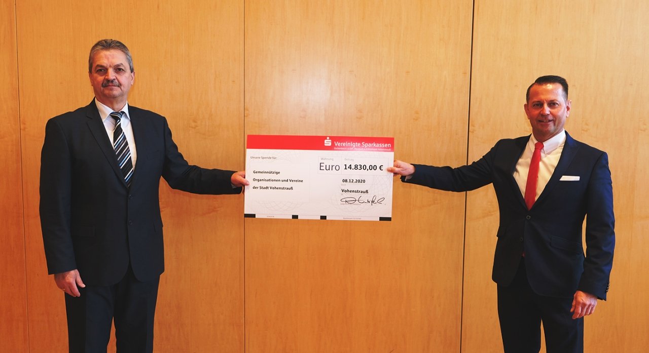 Spendensegen für Vohenstrauß: Über 14.830 Euro Spendengelder wird Vohenstrauß` Bürgermeister Andreas Wutzlhofer (links) an die Vereine und Einrichtungen in der Stadt verteilen.