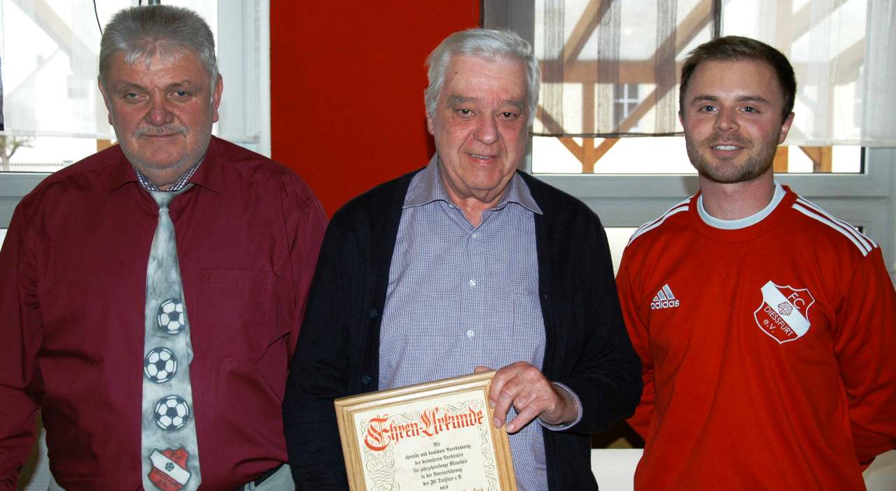 Norbert Flessa (links) und Ehrenamtsbeauftragter Florian Eckert (rechts) ernannten Hermann Paulus zum Ehrenvorsitzenden und danken für über 30-jährige Mitarbeit beim FC Dießfurt.