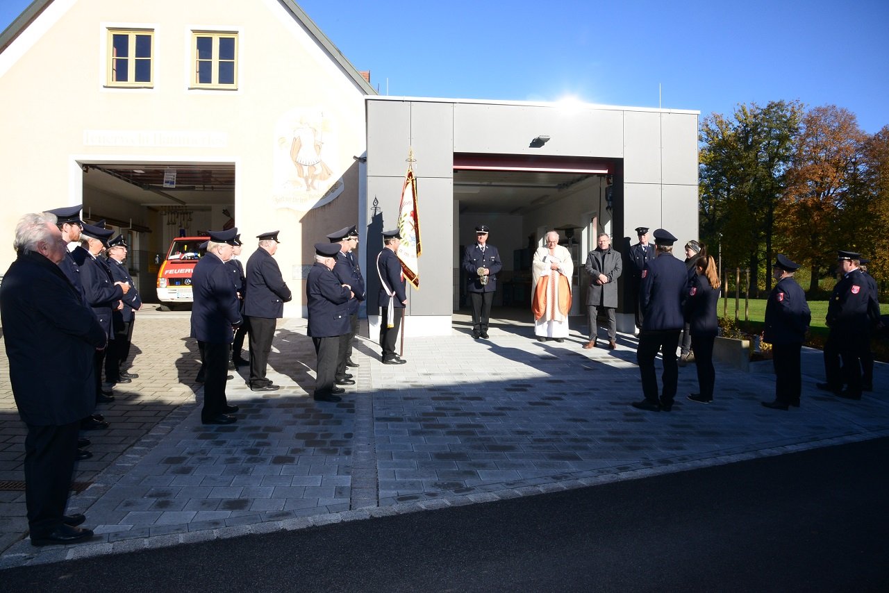 Pfarrer Gerhard Pausch bei der Segnung des Feuerwehrhauses. Bild: Walter Beyerlein