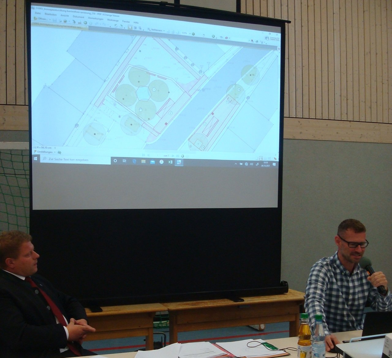 Landschaftsarchitekt Christoph Brenner (rechts) erläuterte dem Stadtrat seine Überlegungen zur Umgestaltung des Oberen Marktplatzes und zum behindertengerechten Ausbau. Bild: Werner Männer