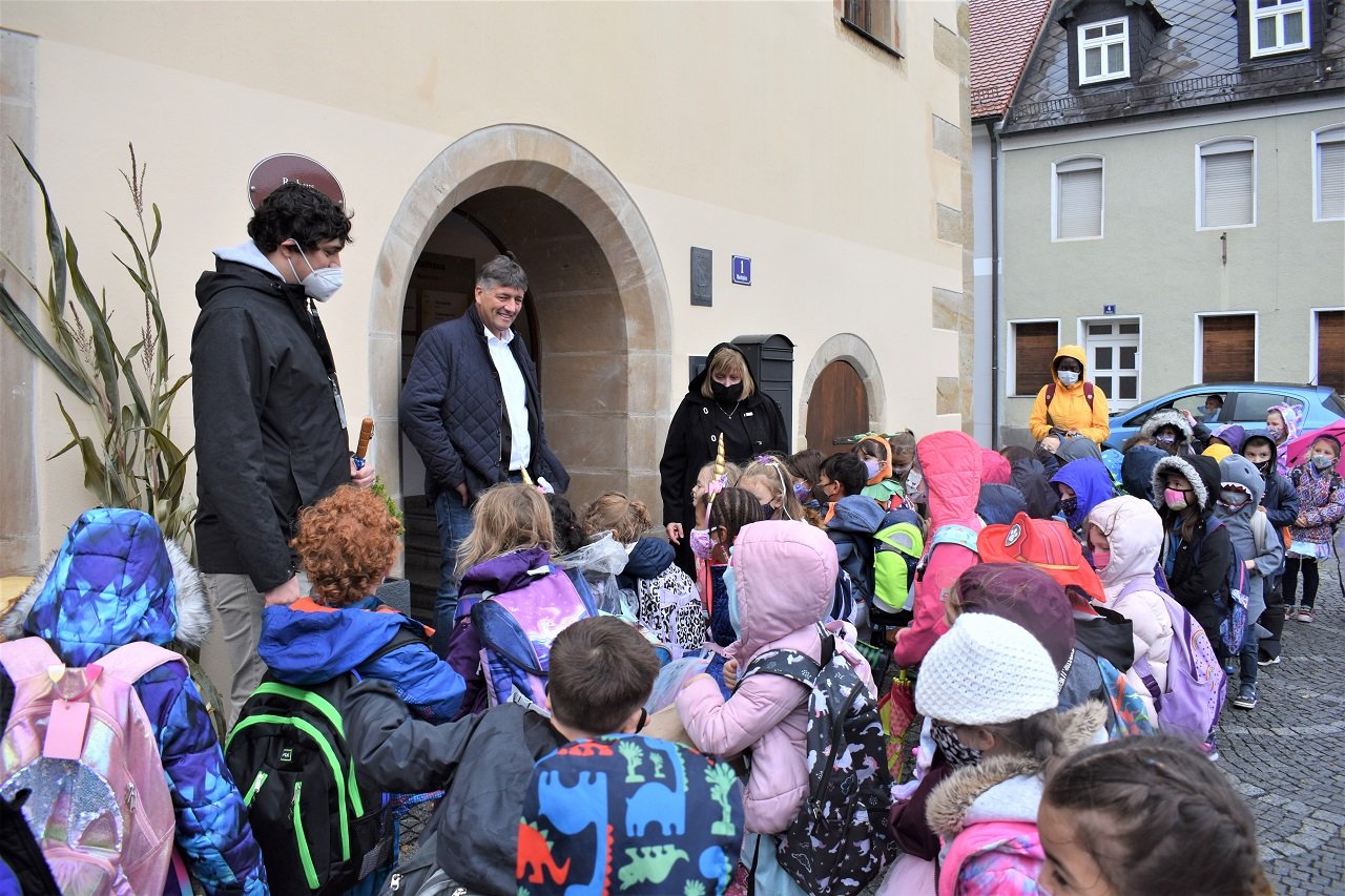Die Kinder des amerikanischen Kindergartens überraschen Bürgermeister Edgar Knobloch. Bild: Renate Gradl