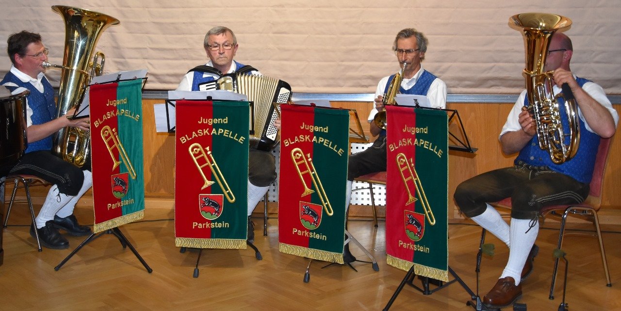 5 Bezirkstagsvizepräsident Lothar Höher (Erster von rechts) gratulierte Bürgermeisterin Tanja Schiffmann (Vierte von rechts) und allen Mitwirkenden zu dem gelungenen Konzertabend.