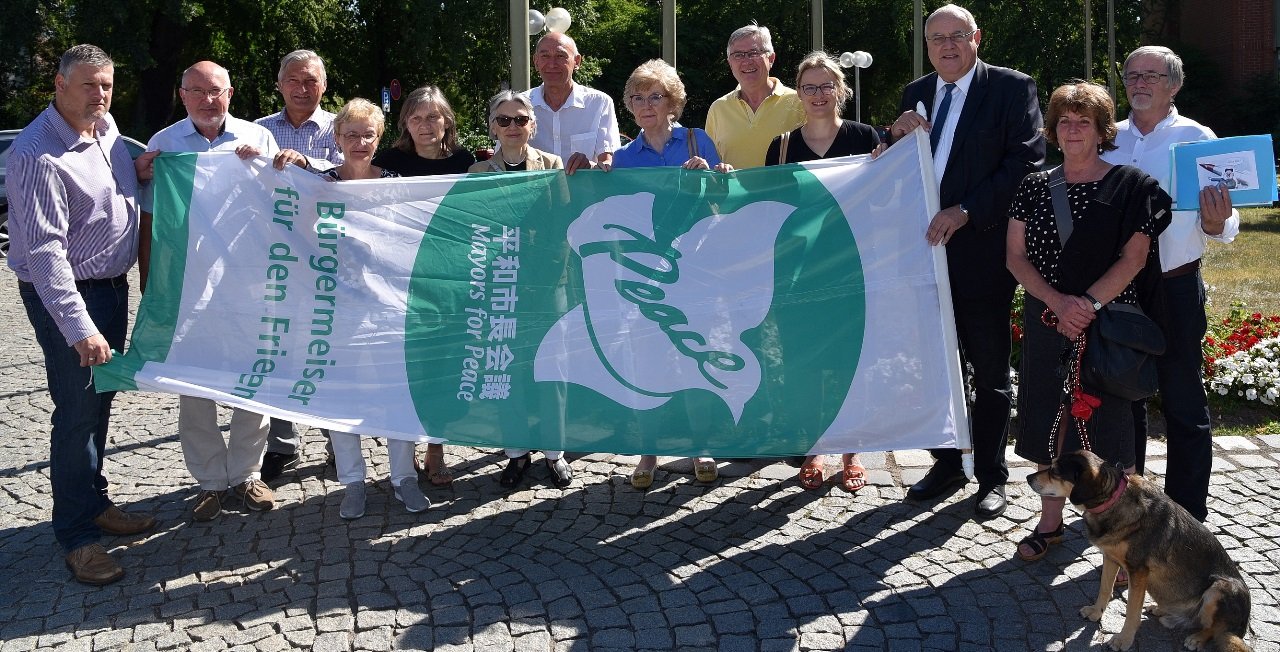 A Flagge Mayors for Peace vor Weidener Rathaus gehisst Zeichen für friedliche Welt Bilder Jürgen Wilke