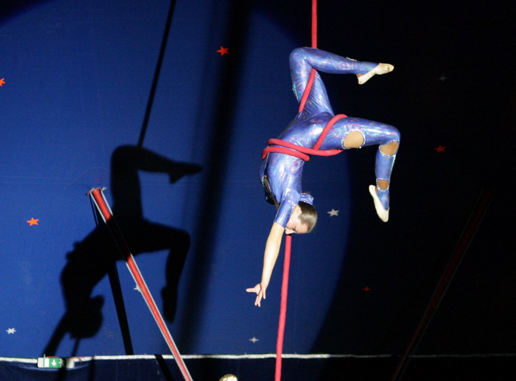 Afrika Zirkus Weiden Symbol Symbolbild Akrobat
