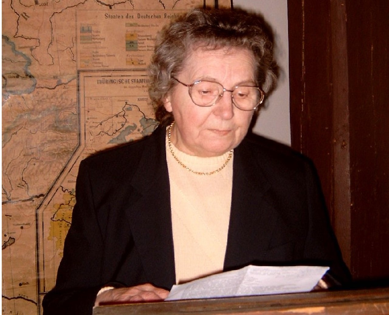 Lehrerin und erstklassige Dichterin Anna Mock