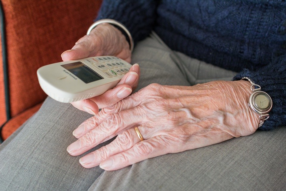Seniorin Rentnerin Senior Rentner Anrufer Enkeltrick Betrug Telefon Symbolbild pixabay