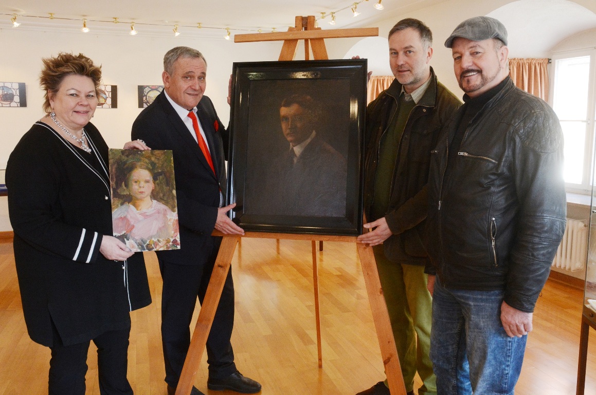 Georg Strehl übergibt Portraitgemälde