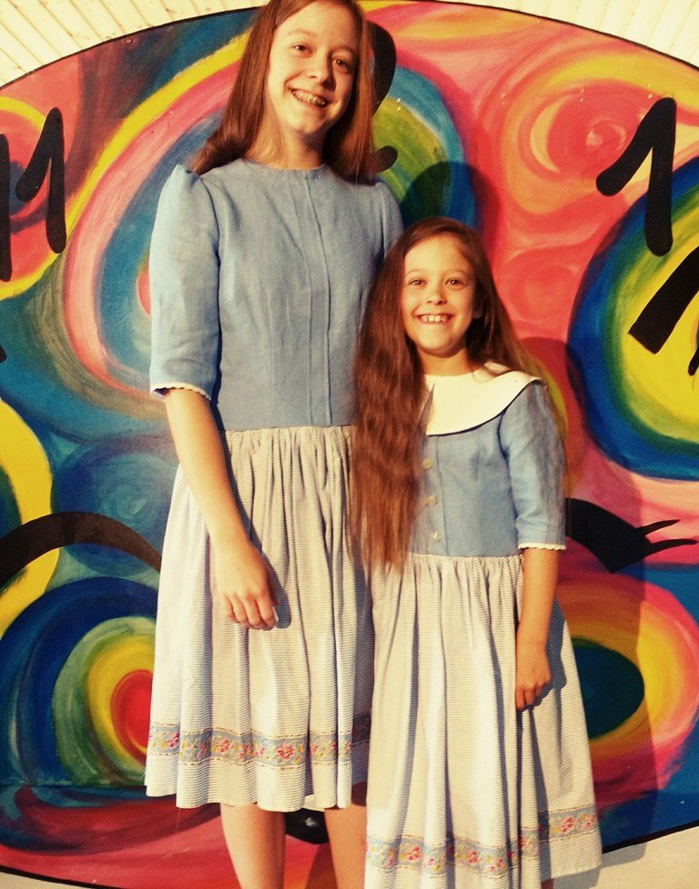 Antonia und Viktoria Kappl (von links) als große und kleine Alice.