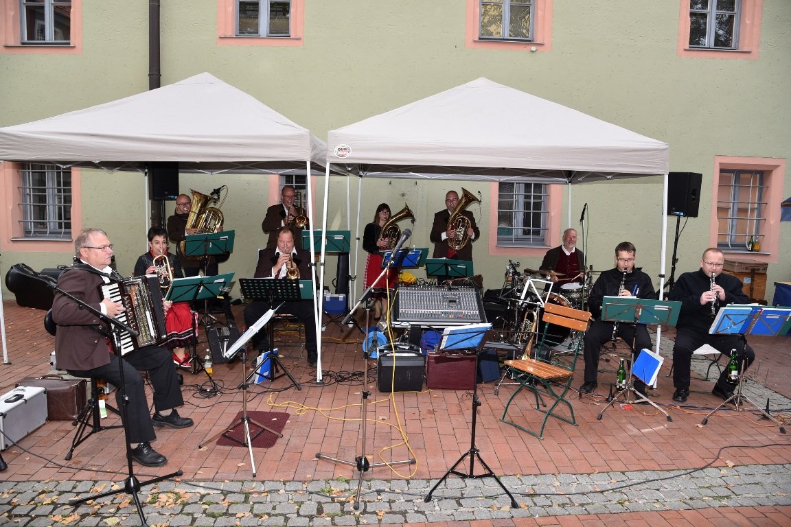 Auf dem Weiden-am-See-Platz in der Schulgasse spielte die Störnsteiner Blasmusik unter der Leitung von Andreas Träger in original böhmischer Tracht.