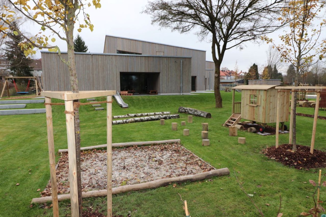 Der Außenbereich des Kindergartens bietet viel Platz zum spielen. Bild: Stadt Tirschenreuth 
