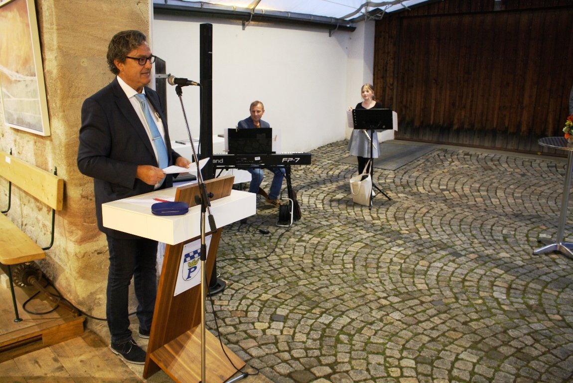 Die Wichtigkeit der Kunst für unser Leben unterstrich Bürgermeister Bernhard Stangl in seiner Begrüßung. Im Hintergrund: Joachim Steppert und Emilia Nickl.