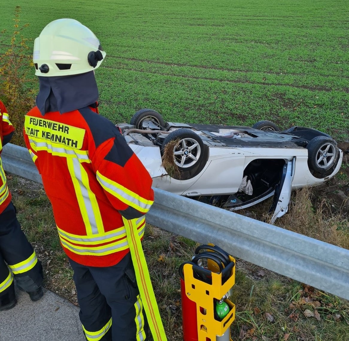 Auf dem Dach blieb der BMW im angrenzenden Feld neben der Ortsverbindungsstraße zwischen Berndorf und Immenreuth liegen. Beide Insassen konnten sich selbst befreien und blieben unverletzt. Bild: Michael Denz