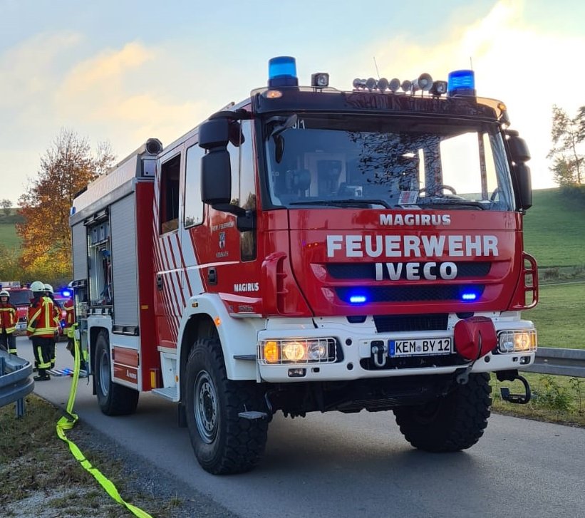 Auto überschlägt sich und landet im Feld Kemnath Unfall Verkehrsunfall Feuerwehr Symbol Bilder Michael Denz