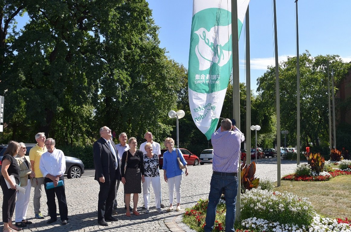 B Flagge Mayors for Peace vor Weidener Rathaus gehisst Zeichen für friedliche Welt Bilder Jürgen Wilke