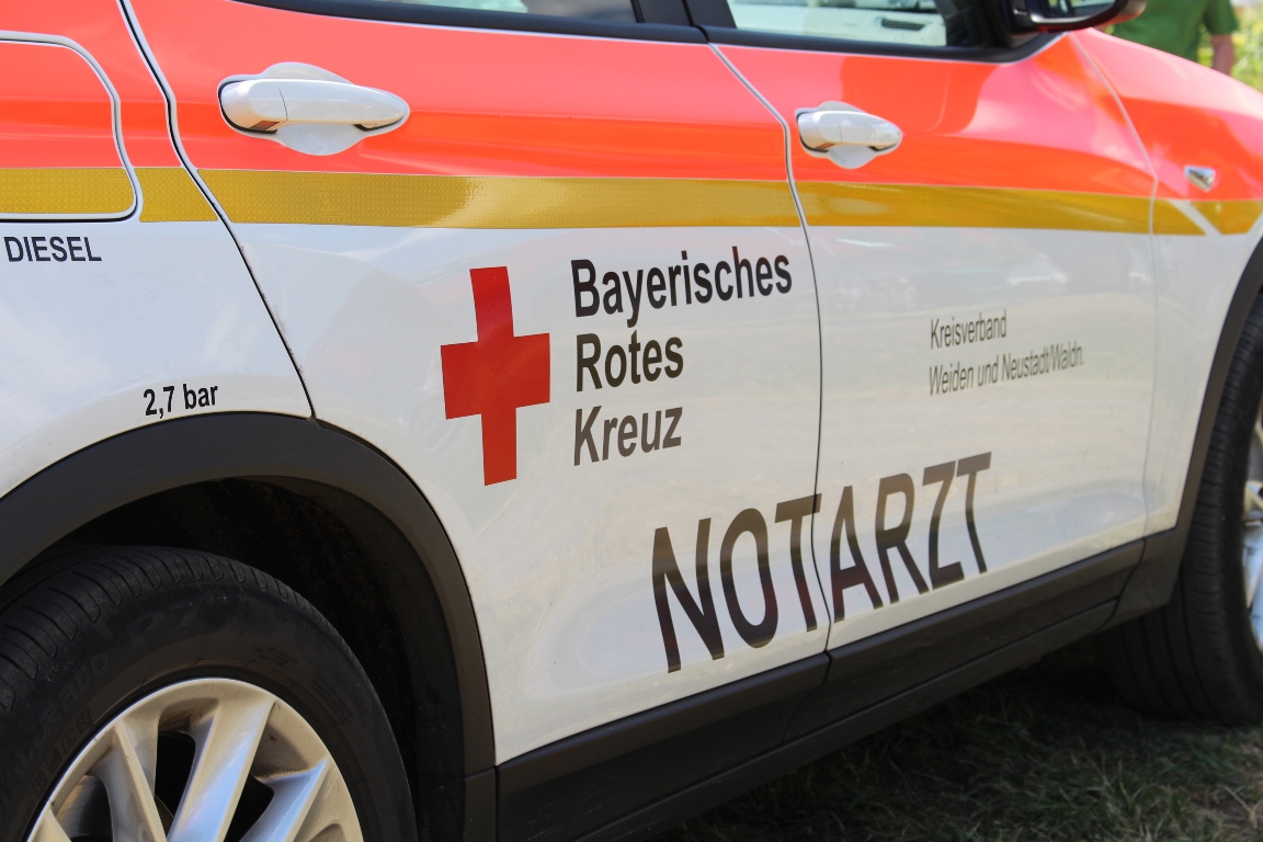 BRK Rettungswagen Rettungsdienst Bayerisches Rotes Kreuz Notruf 112 Notarzt Symbol Helfer vor Ort