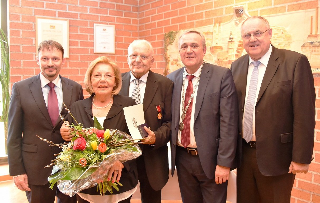 Verleihung von Verdienstmedaille und Ehrenzeichen im Rathaus Weiden.
