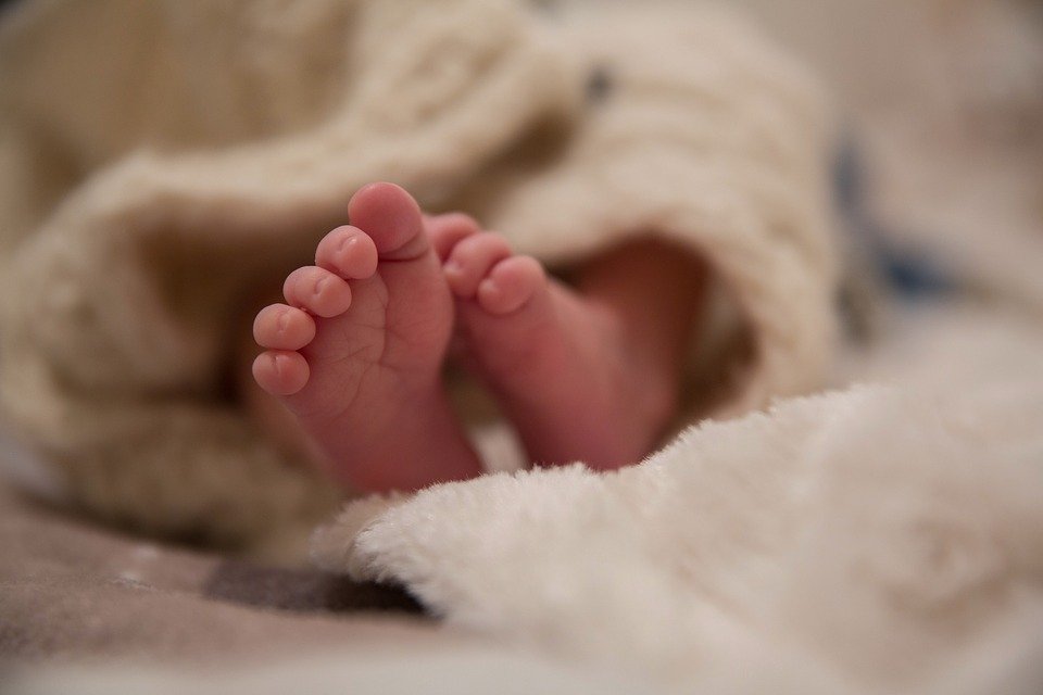 Baby Babys Neugeboren Kind Kinder Fuß Füßchen Symbolbild Symbol pixabay