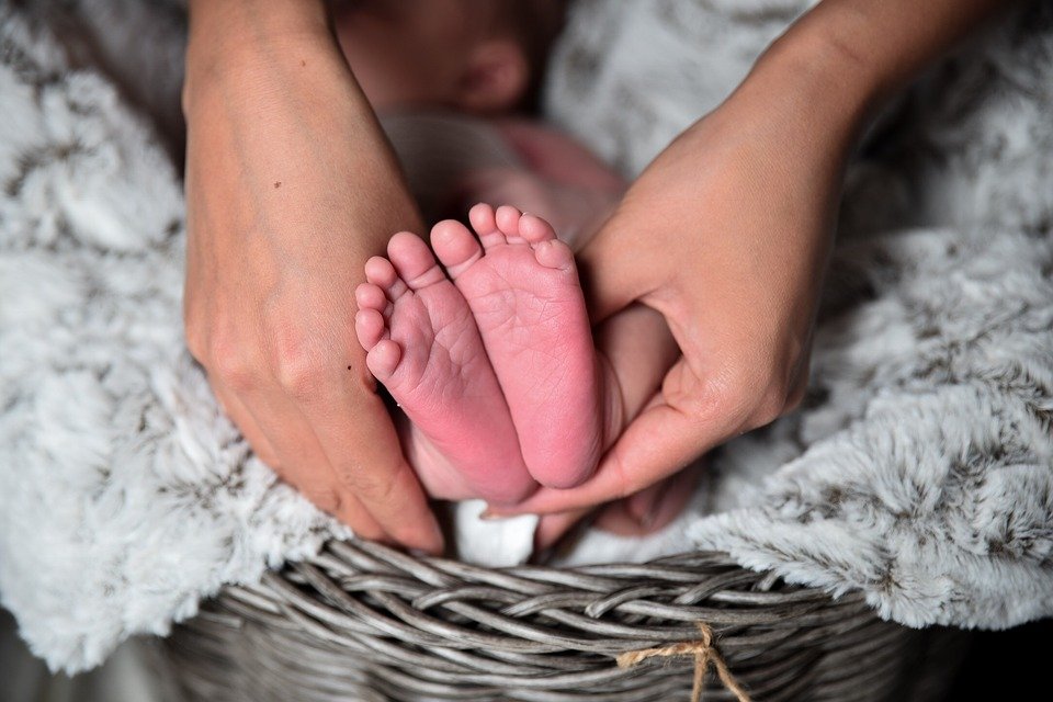 Baby Babys Symbol Symbolbild Neugeboren Geburt
