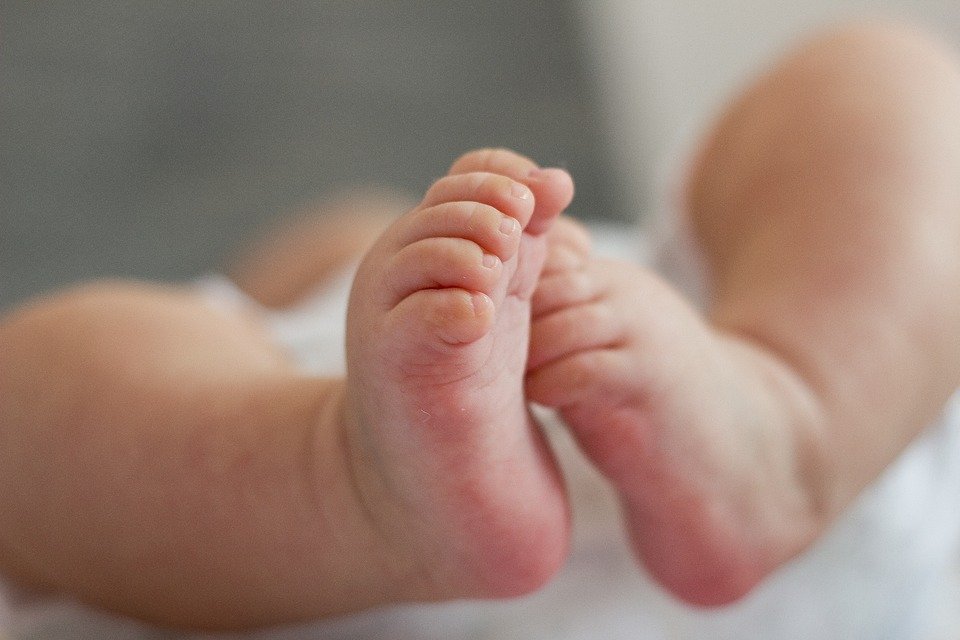 Babys Baby Baby-Füße Kleinkind Kind Geburt Geburten