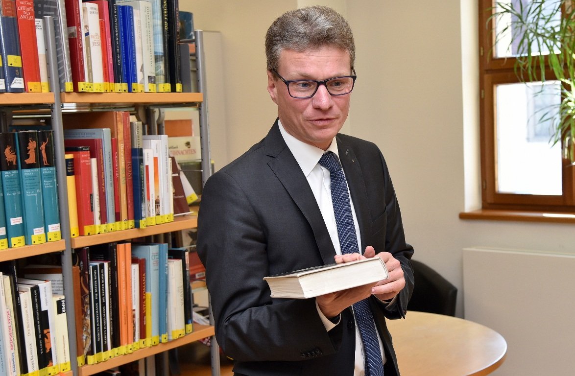 Bernd Sibler besucht Regionalbibliothek Weiden digitale Schnitzeljagd 2