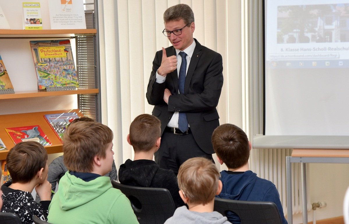 Bernd Sibler besucht Regionalbibliothek Weiden digitale Schnitzeljagd 4