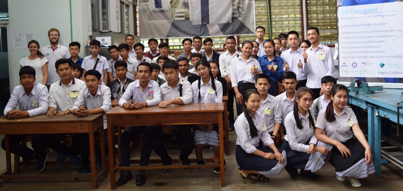 Sonja Prüll vom ÜBZO und Johannes Zeck von BHS Corrugated (mittlere Reihe von links) führten mit rund 50 Bewerberinnen und Bewerbern Berufserprobungen in Laos durch. Bild: ÜBZO. 