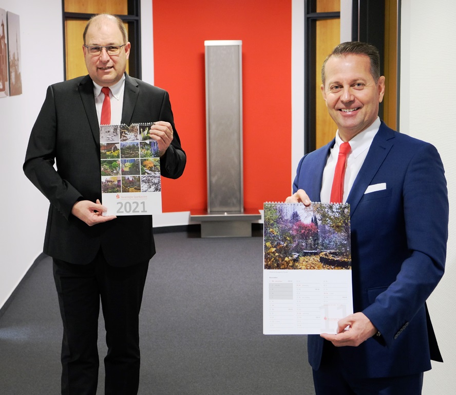Präsentieren den Sparkassen-Bildkalender 2021: Gerhard Hösl, Vorstandsvorsitzender (rechts) und Johann Zach, Vorstandsmitglied 