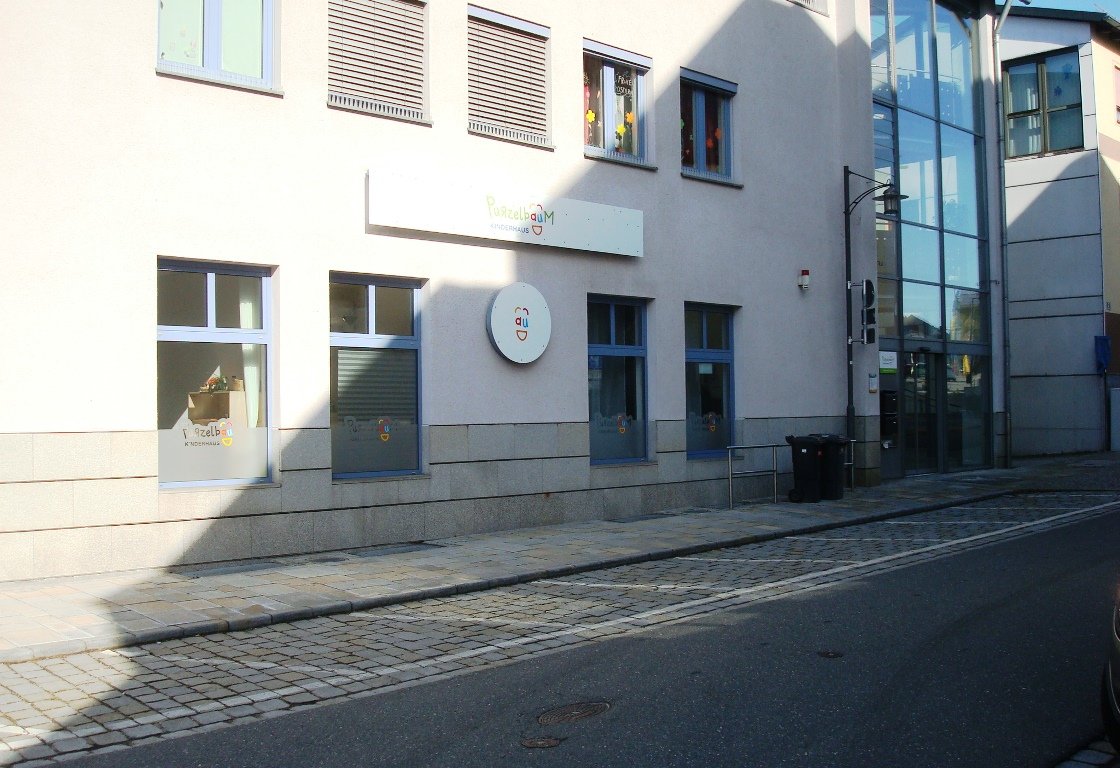 Der Kindergarten der Lebenshilfe ist derzeit im leerstehenden Gebäude der ehemaligen Volksbank in der Bahnhofstraße untergebracht. Ein Neubau in der Verlängerung der Pechofener Straße ist vorgesehen. Bild: Werner Männer.