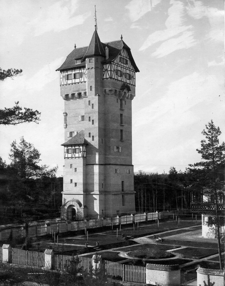 Der Wasserturm kurz nach der Fertigstellung um 1911. Auf Tausenden von Postkarten, Bierkrügen und Bildern ist der Wasserturm als Wahrzeichen der Stadt- und des Übungsplatzes abgebildet. Bild: Archiv/Morgenstern. 