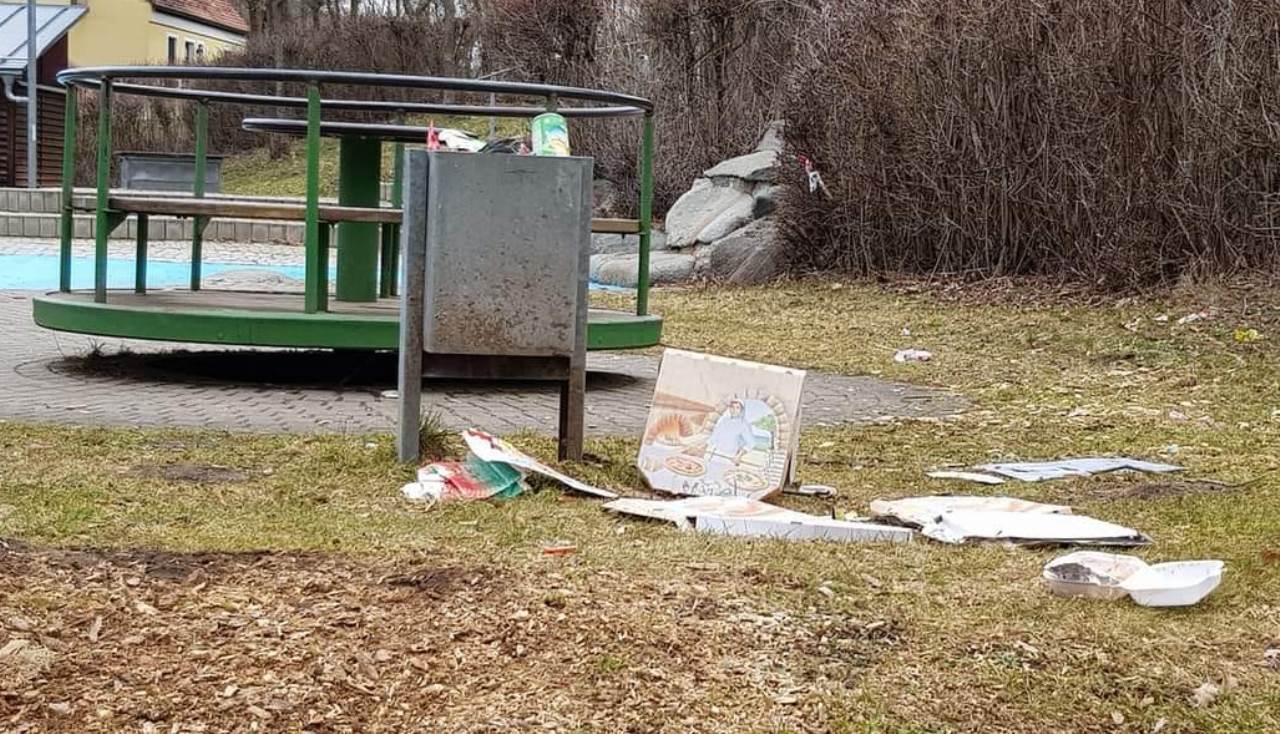Müllberge verteilt um den Spielplatz. Bild. Michael Friedmann. 