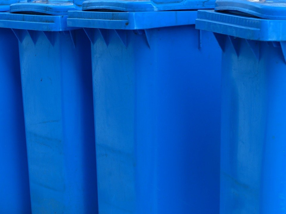 Blaune Tonne Symbolbild Mülltonne Papiermüll