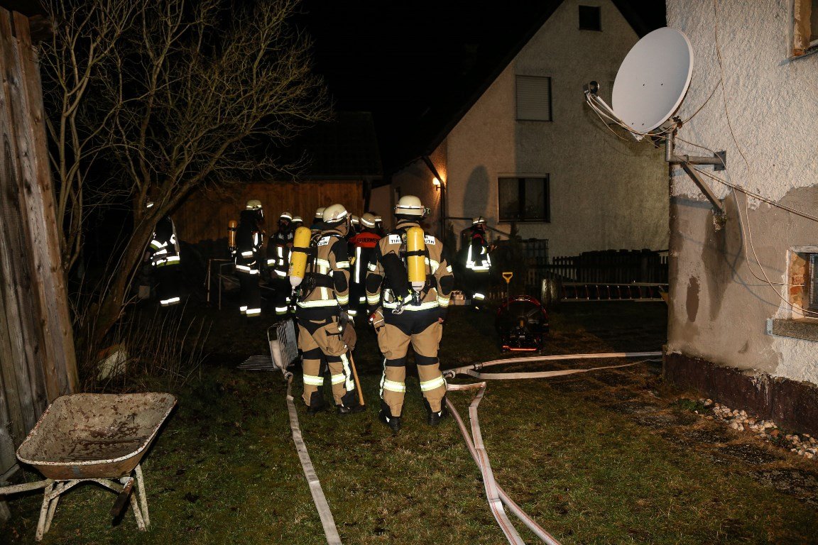 Brand Feuer Mehrfamilienhaus Plößberg Feuerwehreinsatz01