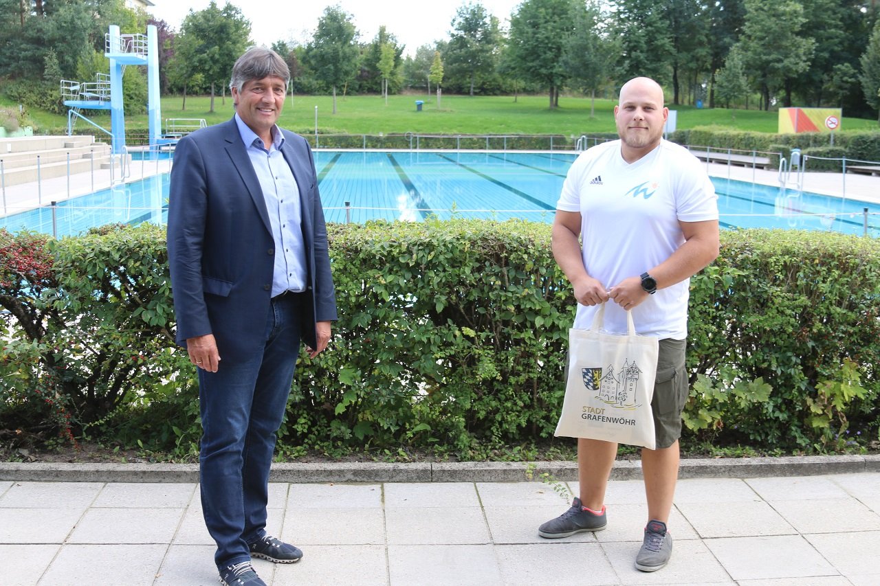 Bürgermeister Edgar Knobloch Daniel Jobst Rettungsschwimmer Leben gerettet Waldbad Grafenwöhr Bild Stefan Neidl