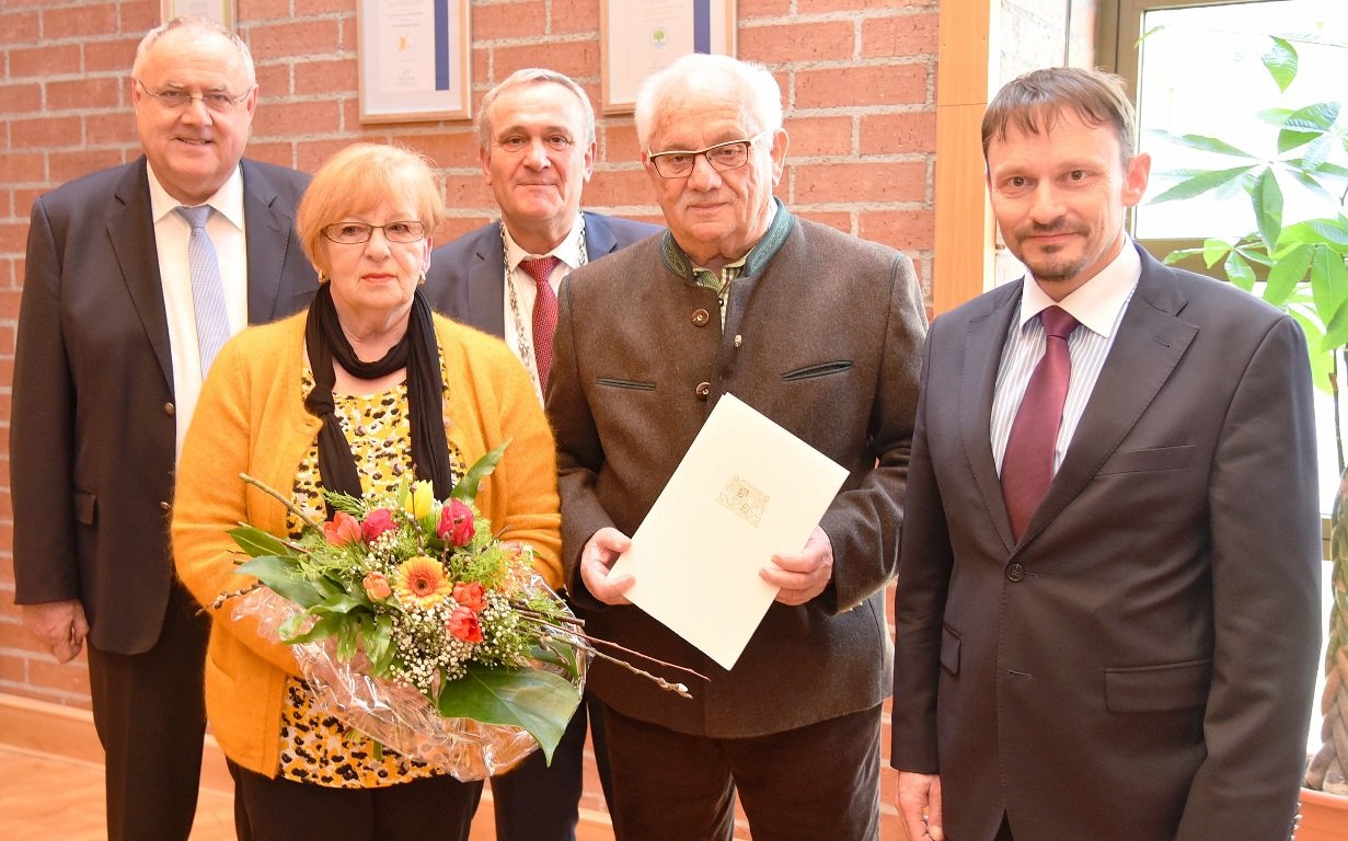 Verleihung von Verdienstmedaille und Ehrenzeichen im Rathaus Weiden.