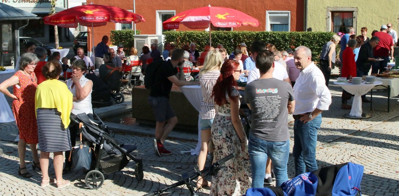 Cafe Af an guadn Ratsch CSU Floß Marktplatz Floß Ortskernsanierung
