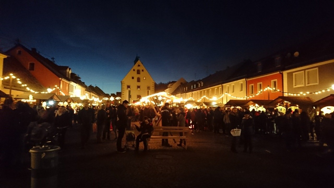 Der Grafenwöhrer Adventsmarkt lockt jedes Jahr zahlreiche Besucher, darunter auch Redakteurin Kristine. Foto: Redaktion