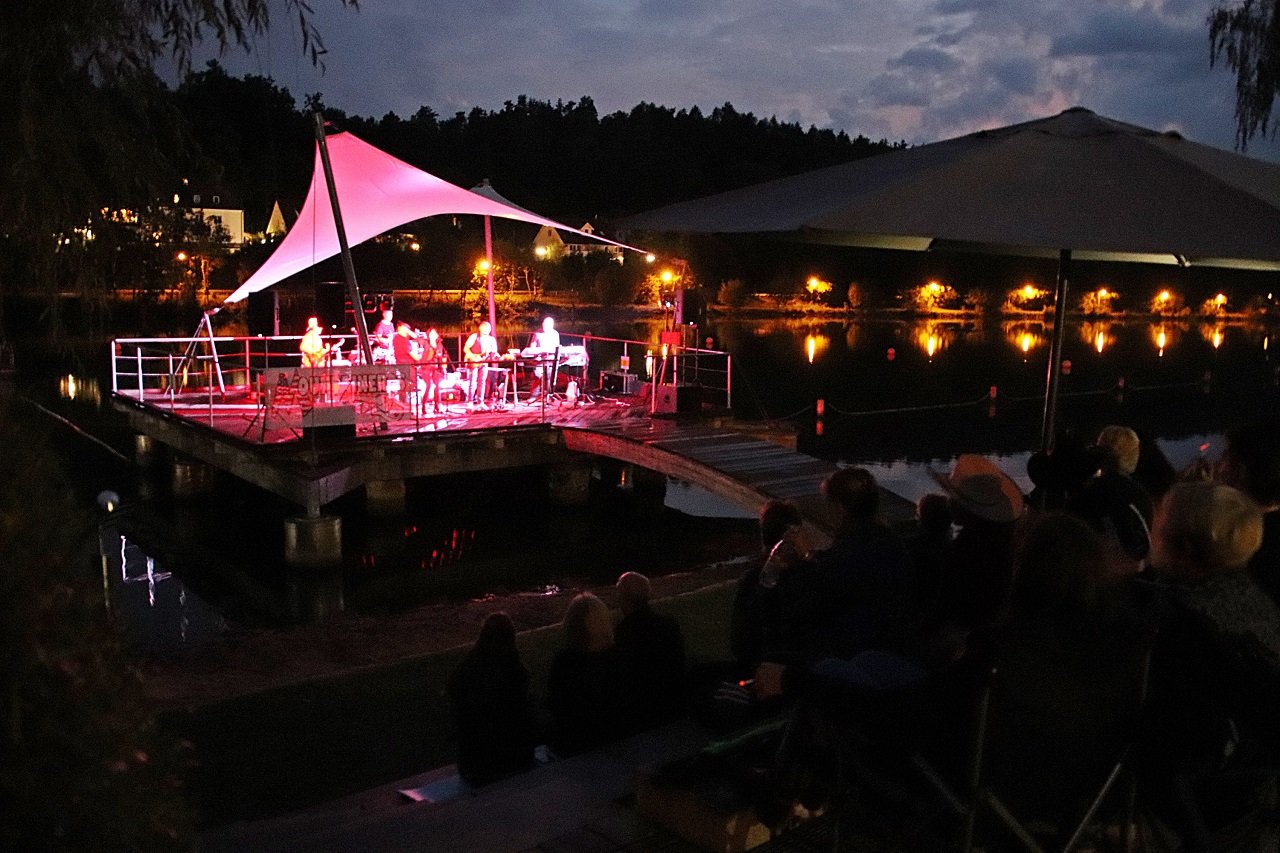Country-Abend Seebühne am Rußweiher Eschenbach Band Mountaineros Sechs Musiker aus Oberpfalz Bilder Jürgen Masching (3)